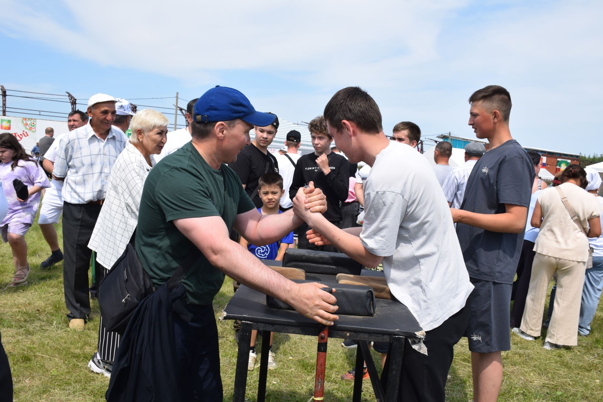 Захит Зядитов из Нового Иглайкина покорил 12-метровый шест на Сабантуе в Нурлате