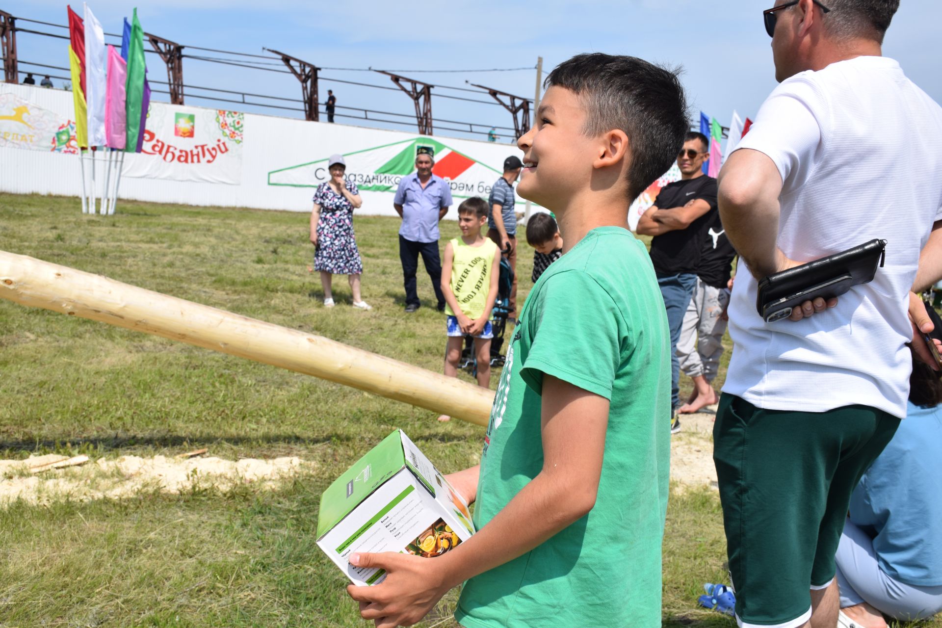 Захит Зядитов из Нового Иглайкина покорил 12-метровый шест на Сабантуе в Нурлате