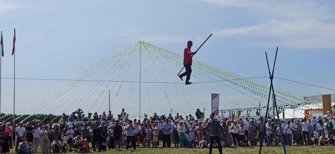 Захит Зядитов из Нового Иглайкина покорил 12-метровый шест на Сабантуе в Нурлате