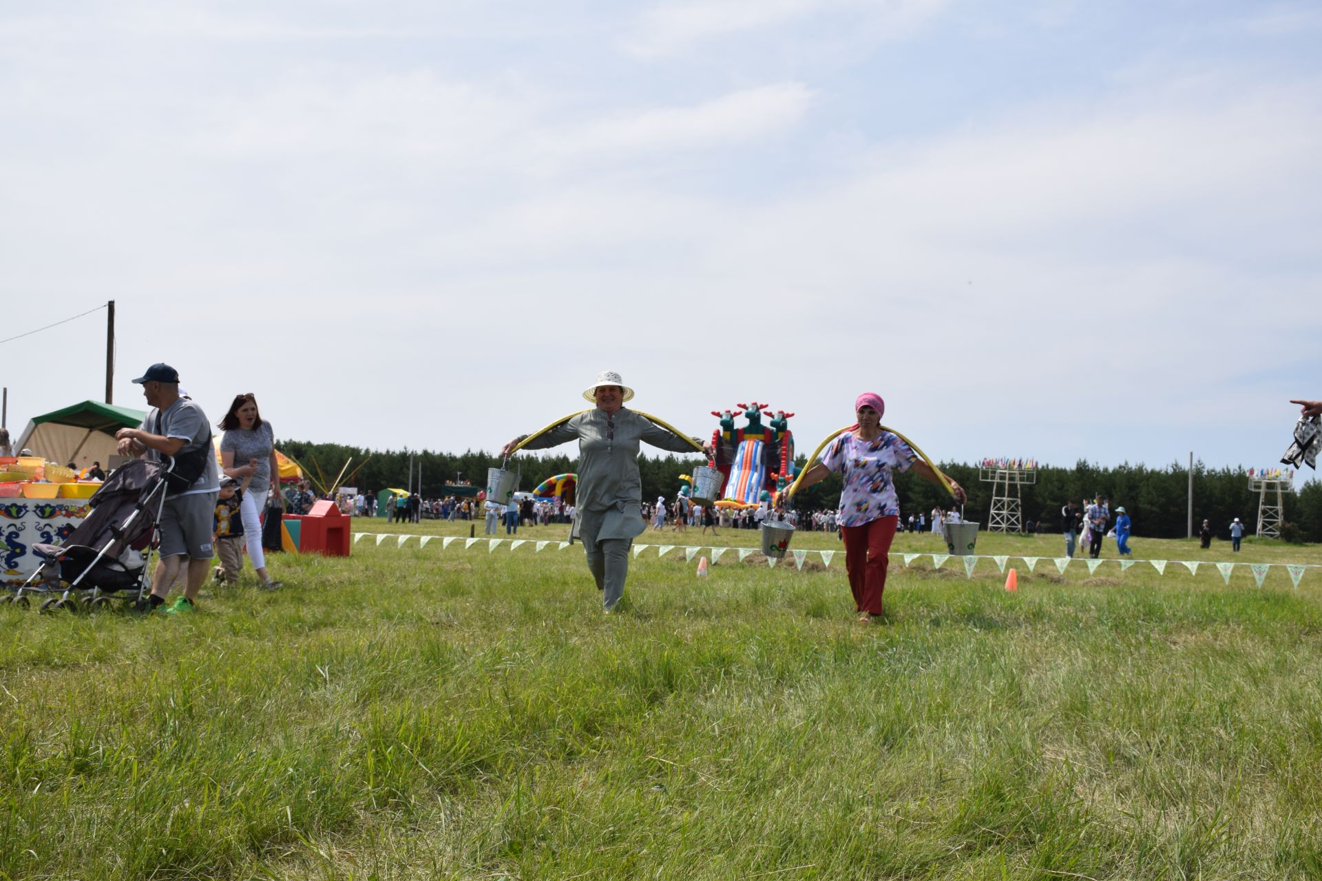 Захит Зядитов из Нового Иглайкина покорил 12-метровый шест на Сабантуе в Нурлате