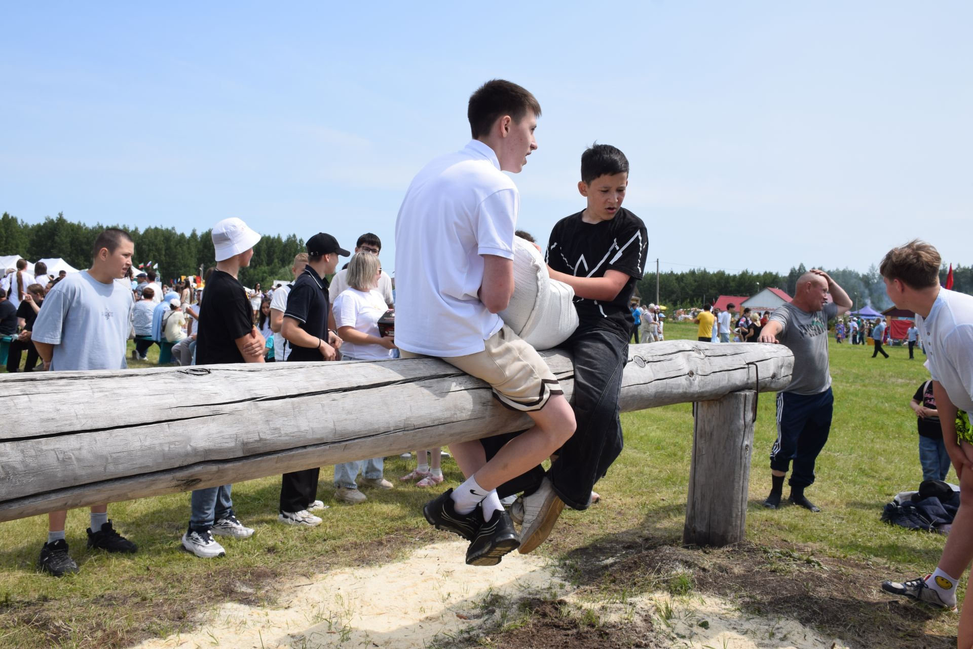 Захит Зядитов из Нового Иглайкина покорил 12-метровый шест на Сабантуе в Нурлате