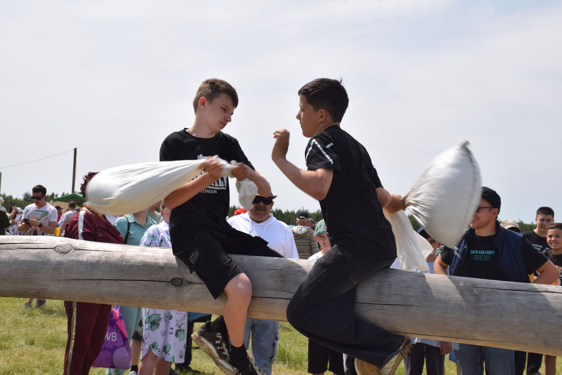 Захит Зядитов из Нового Иглайкина покорил 12-метровый шест на Сабантуе в Нурлате