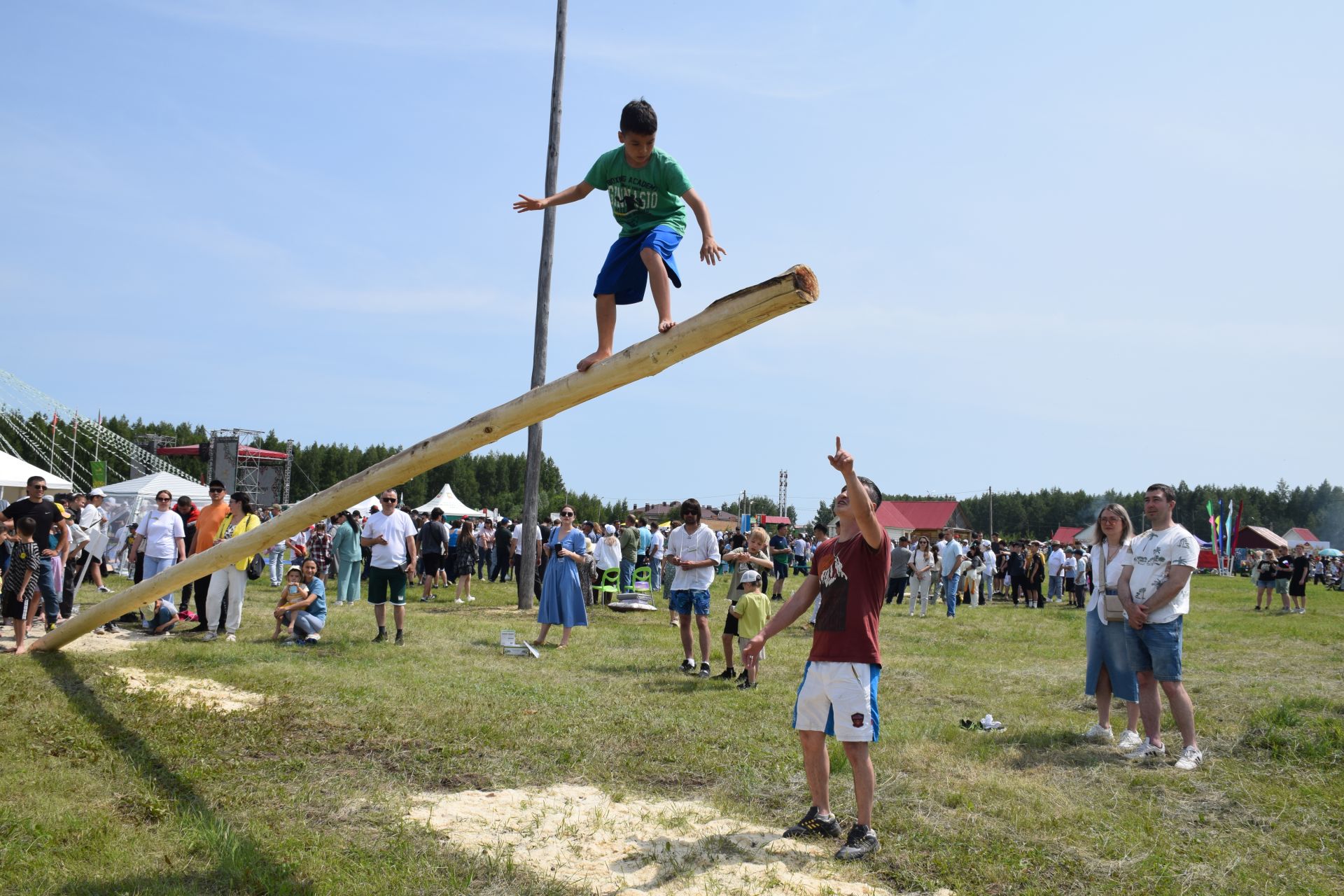 Захит Зядитов из Нового Иглайкина покорил 12-метровый шест на Сабантуе в Нурлате