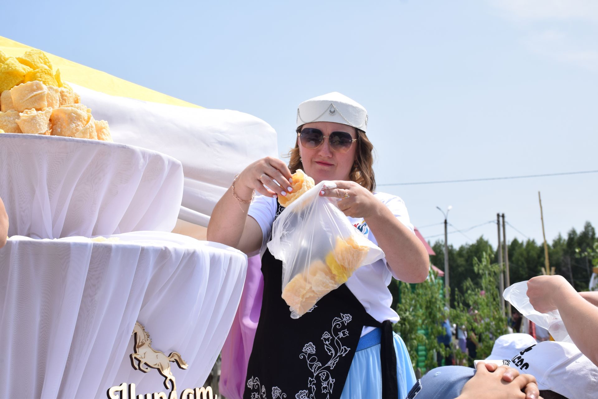 Захит Зядитов из Нового Иглайкина покорил 12-метровый шест на Сабантуе в Нурлате