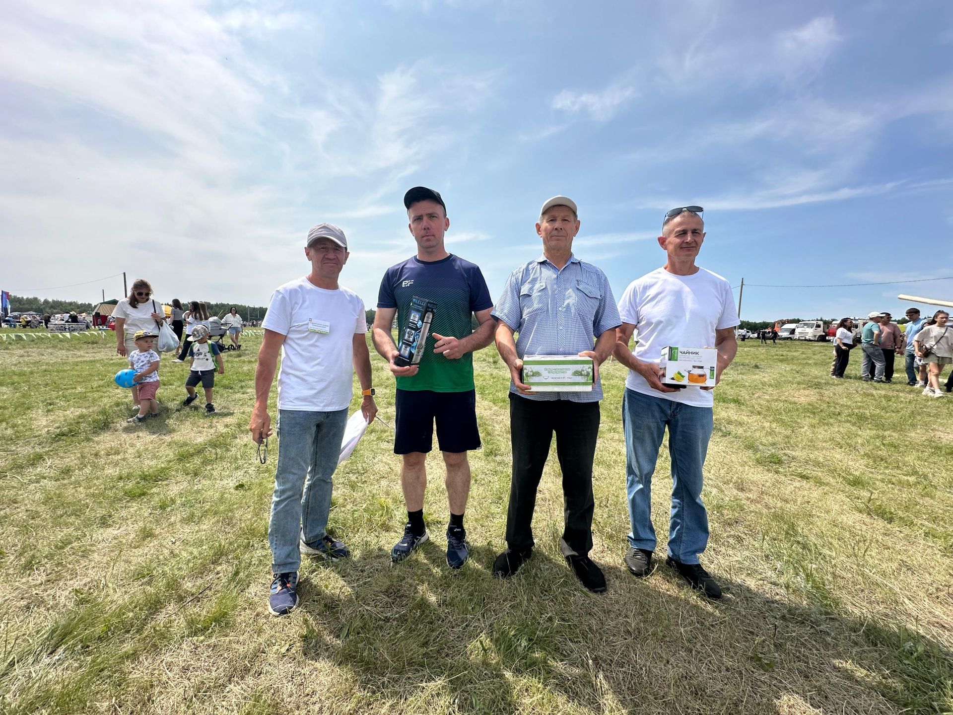 Захит Зядитов из Нового Иглайкина покорил 12-метровый шест на Сабантуе в Нурлате