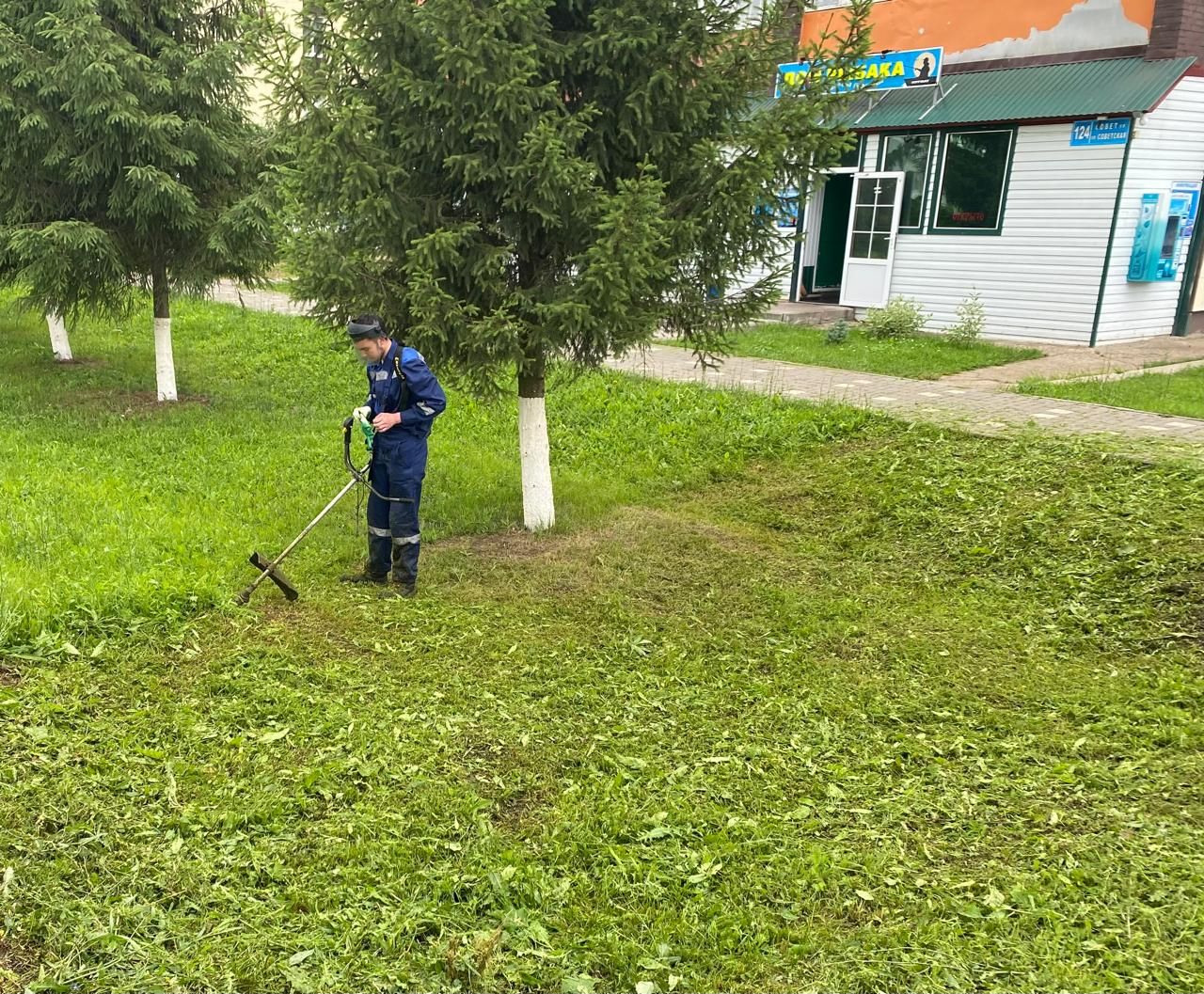 Юные труженики Нурлата: школьники делают город чище и красивее