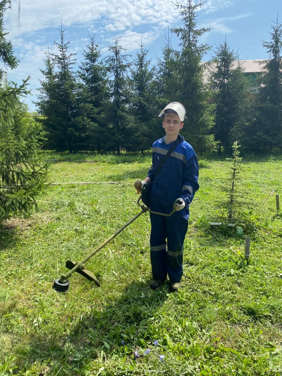 Юные труженики Нурлата: школьники делают город чище и красивее