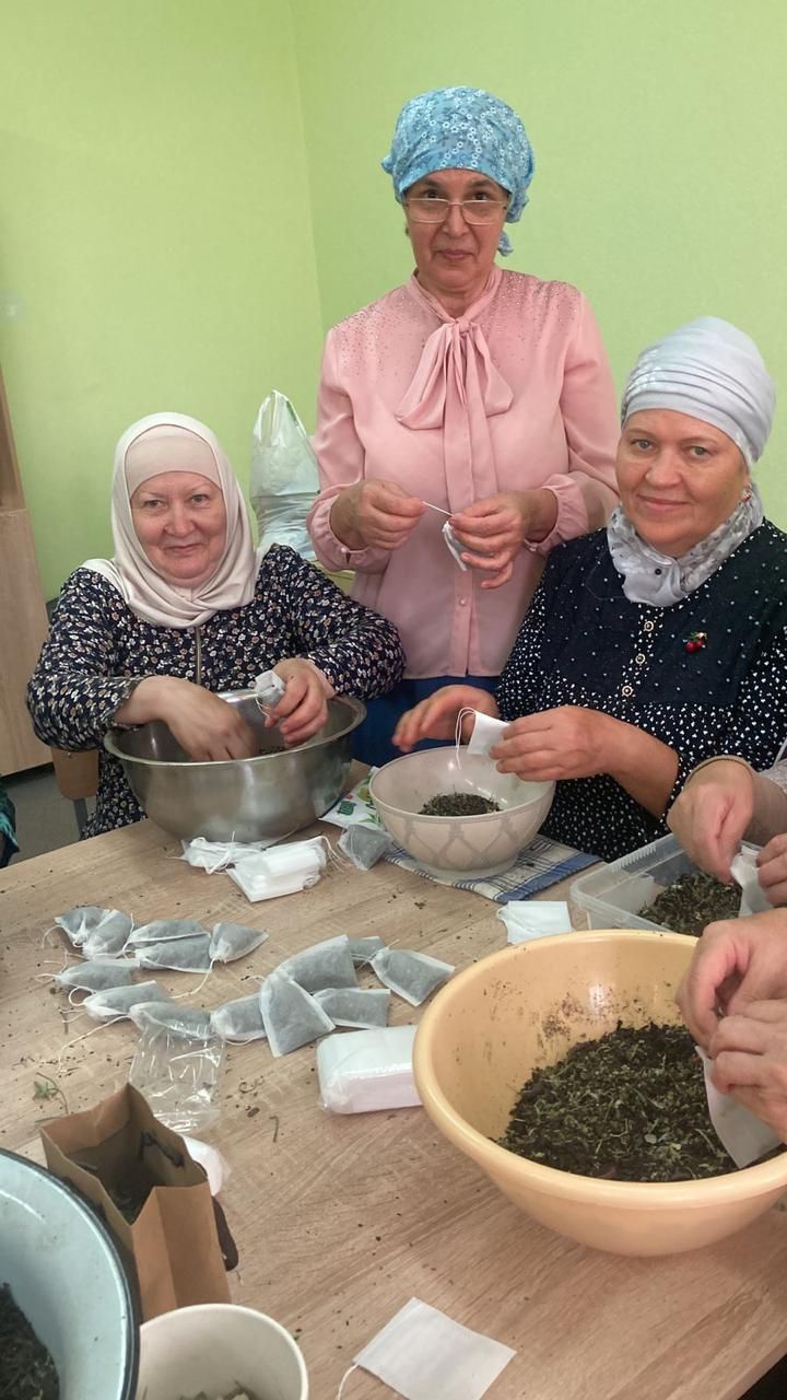 Волонтеры из Нурлата за пять часов изготовили 5 тысяч пакетиков чая