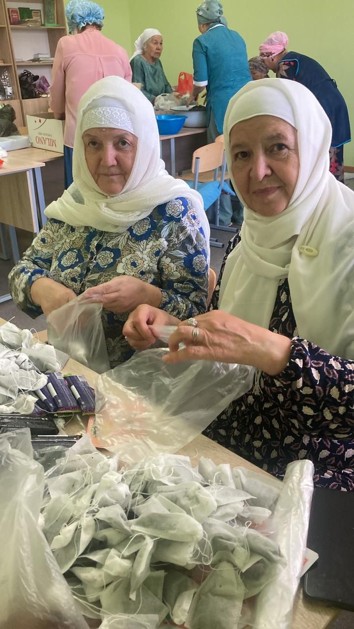 Волонтеры из Нурлата за пять часов изготовили 5 тысяч пакетиков чая