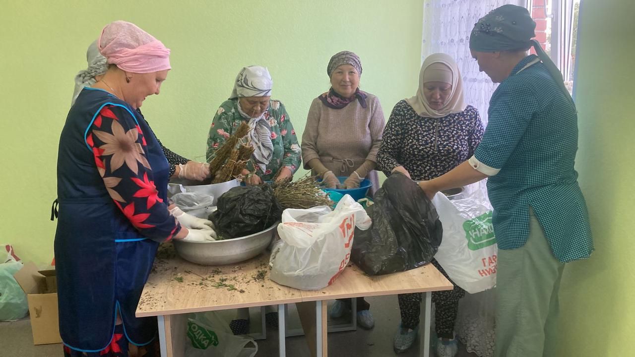 Волонтеры из Нурлата за пять часов изготовили 5 тысяч пакетиков чая