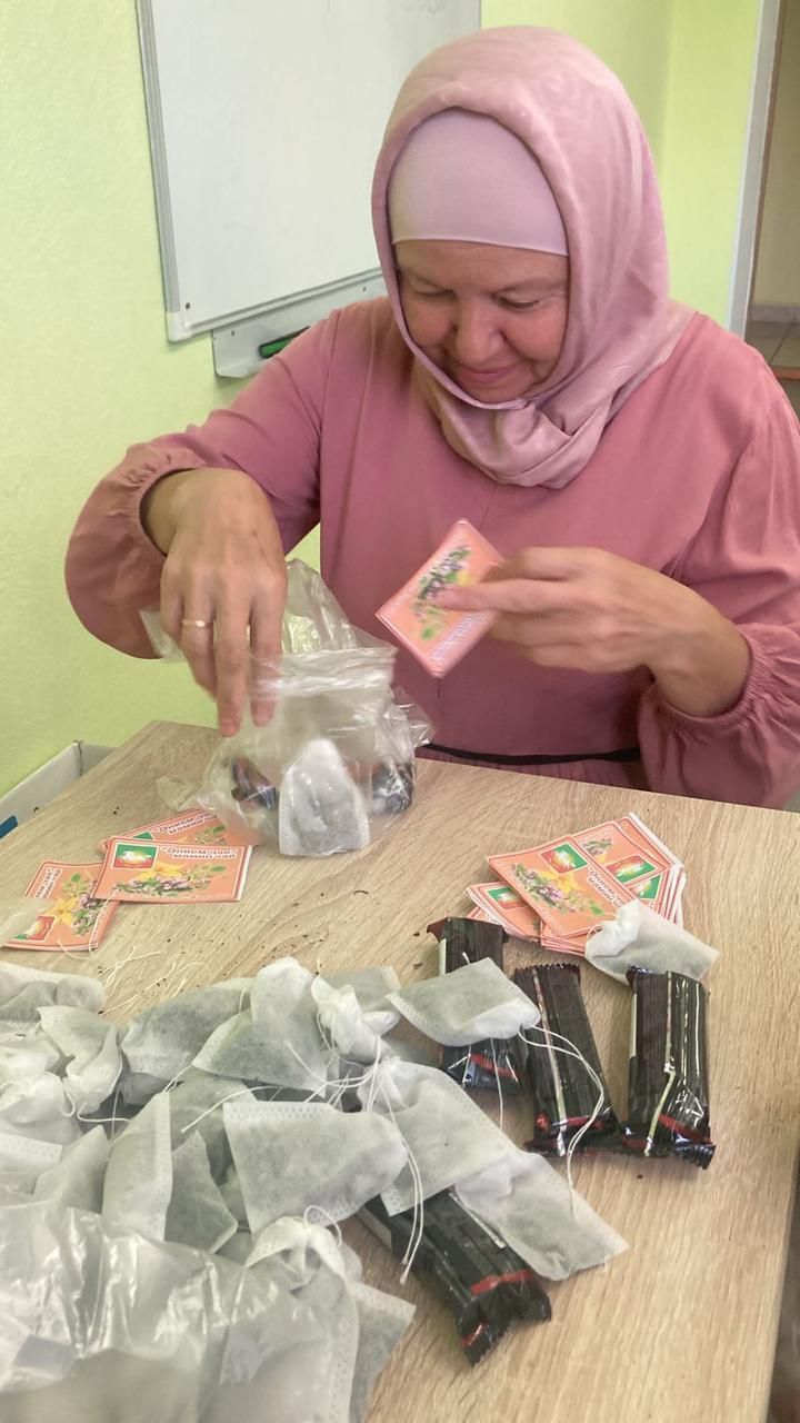 Волонтеры из Нурлата за пять часов изготовили 5 тысяч пакетиков чая