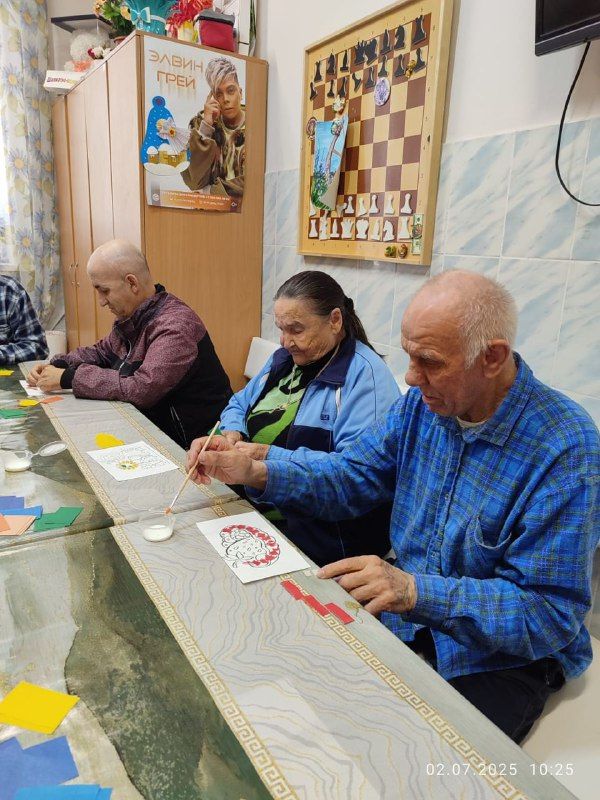 «Килэчэк» дарит радость творчества: нурлатские пенсионеры освоили обрывную аппликацию