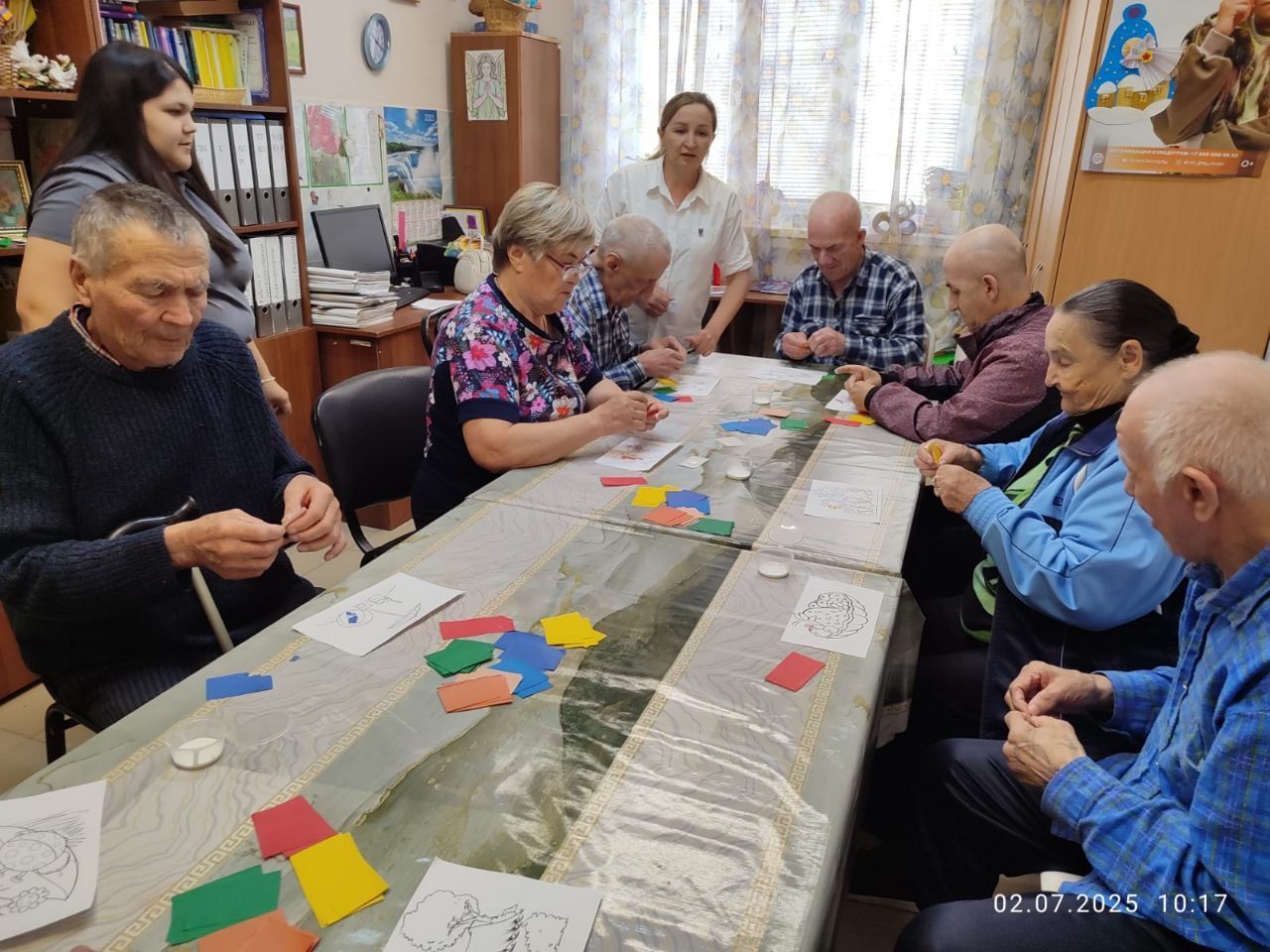 «Килэчэк» дарит радость творчества: нурлатские пенсионеры освоили обрывную аппликацию