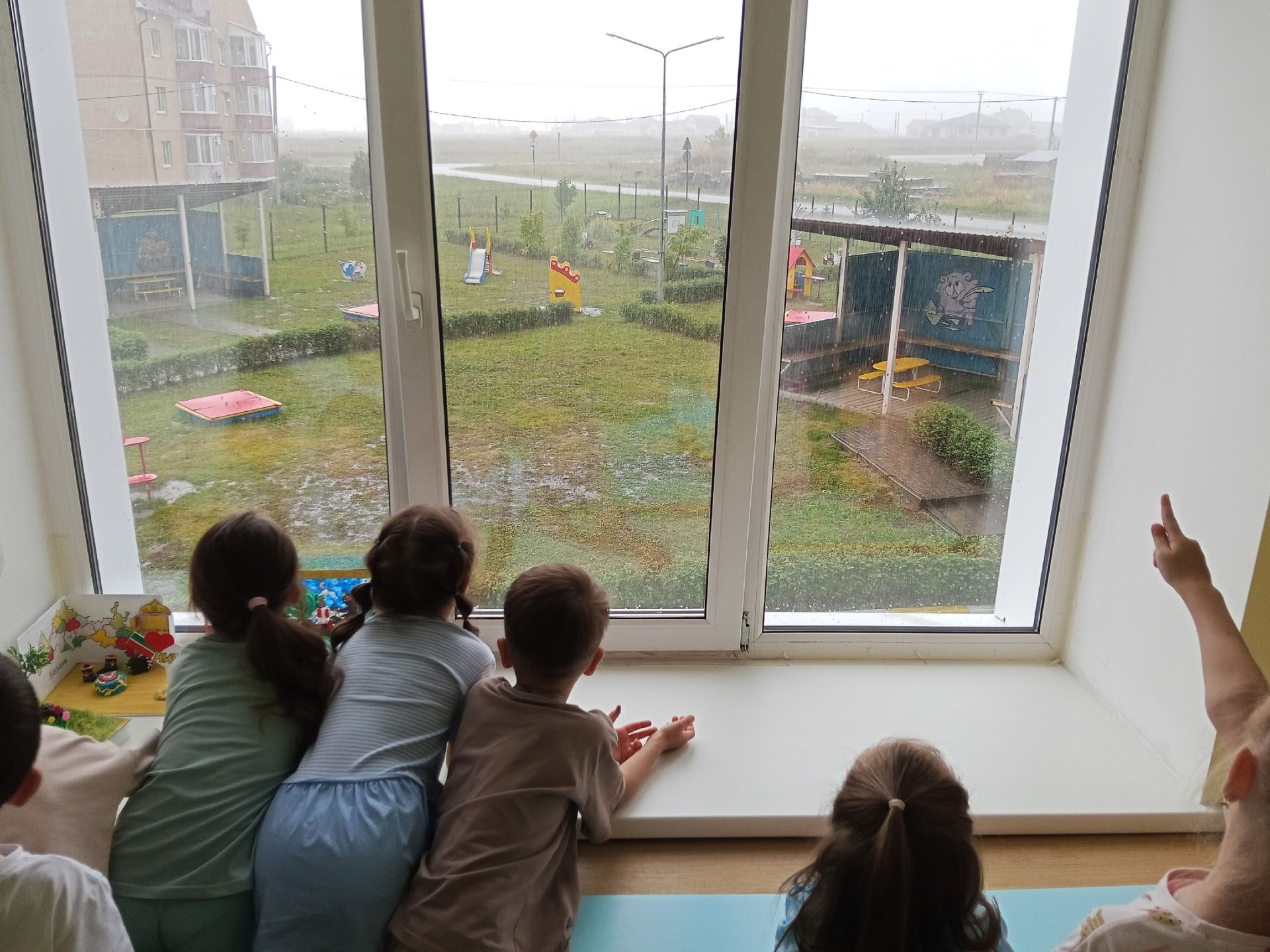 Дождь не помеха: малыши из «Кояшкай» превратили непогоду в познавательное приключение!