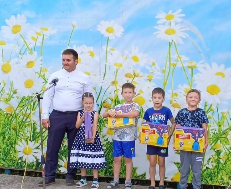 Будущие первоклашки Биляр-Озера получили школьные наборы в День села