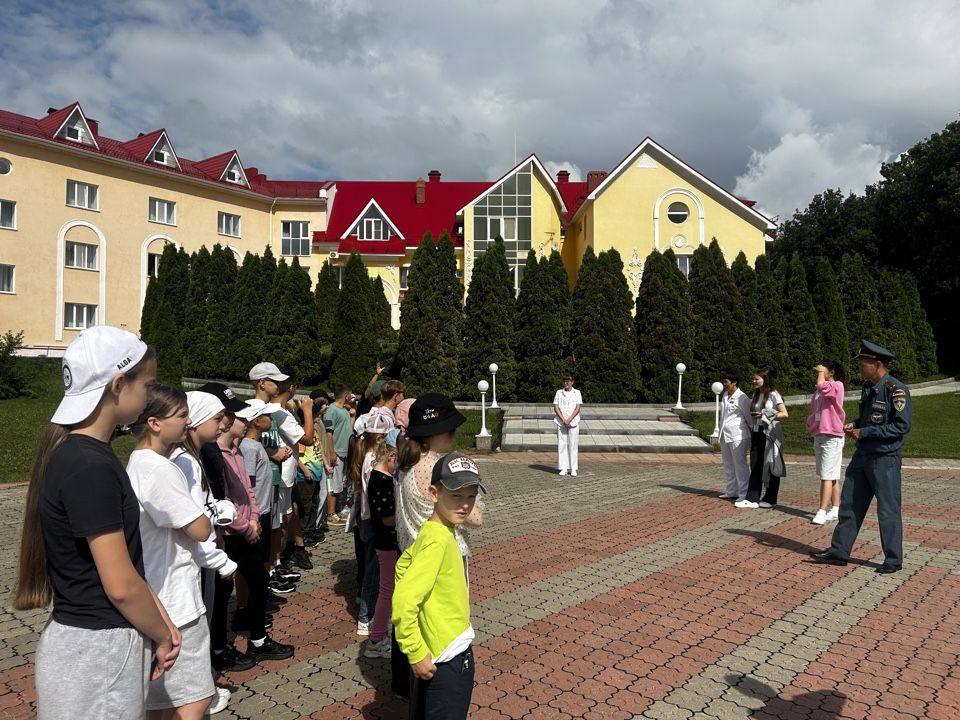 Огненный урок: дети из лагеря «Вишневая Поляна» осваивают правила безопасности