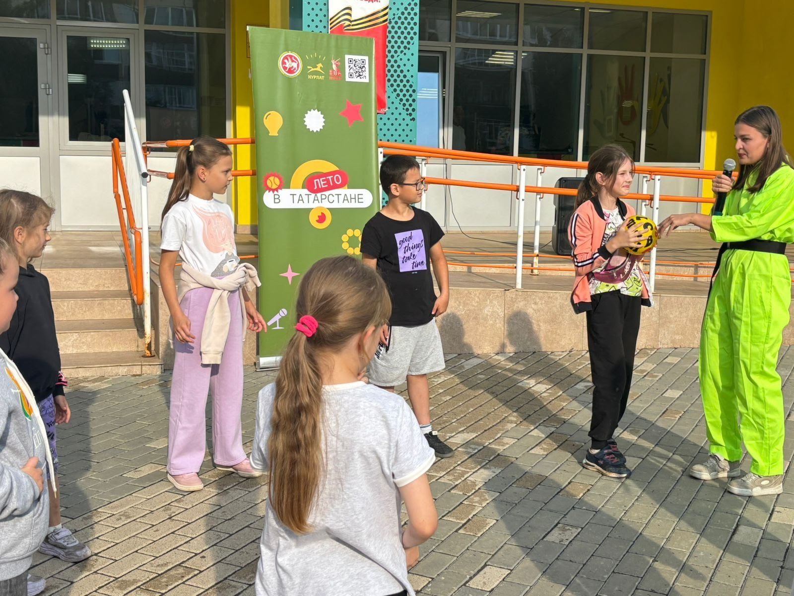 Разноцветное лето в Музыкальном сквере: «Сэлэт» дарит детям праздник!