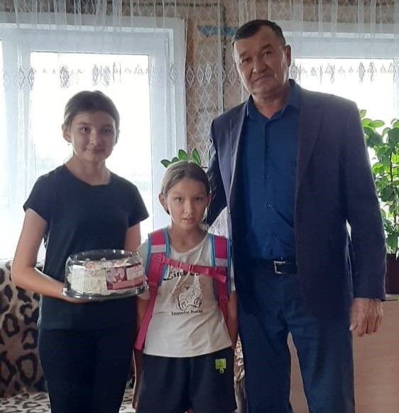 В Нурлатском районе продолжается акция «Помоги собраться в школу»
