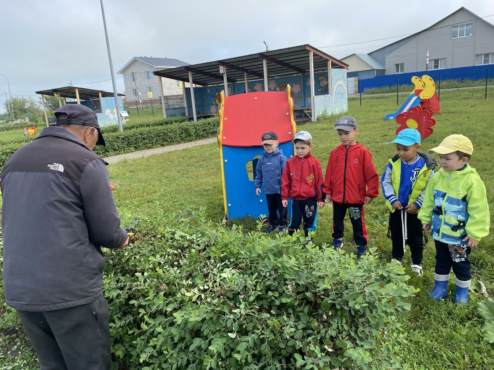 Юные нурлатцы из «Нурлар» открыли секрет двора: волшебство в руках дворника!