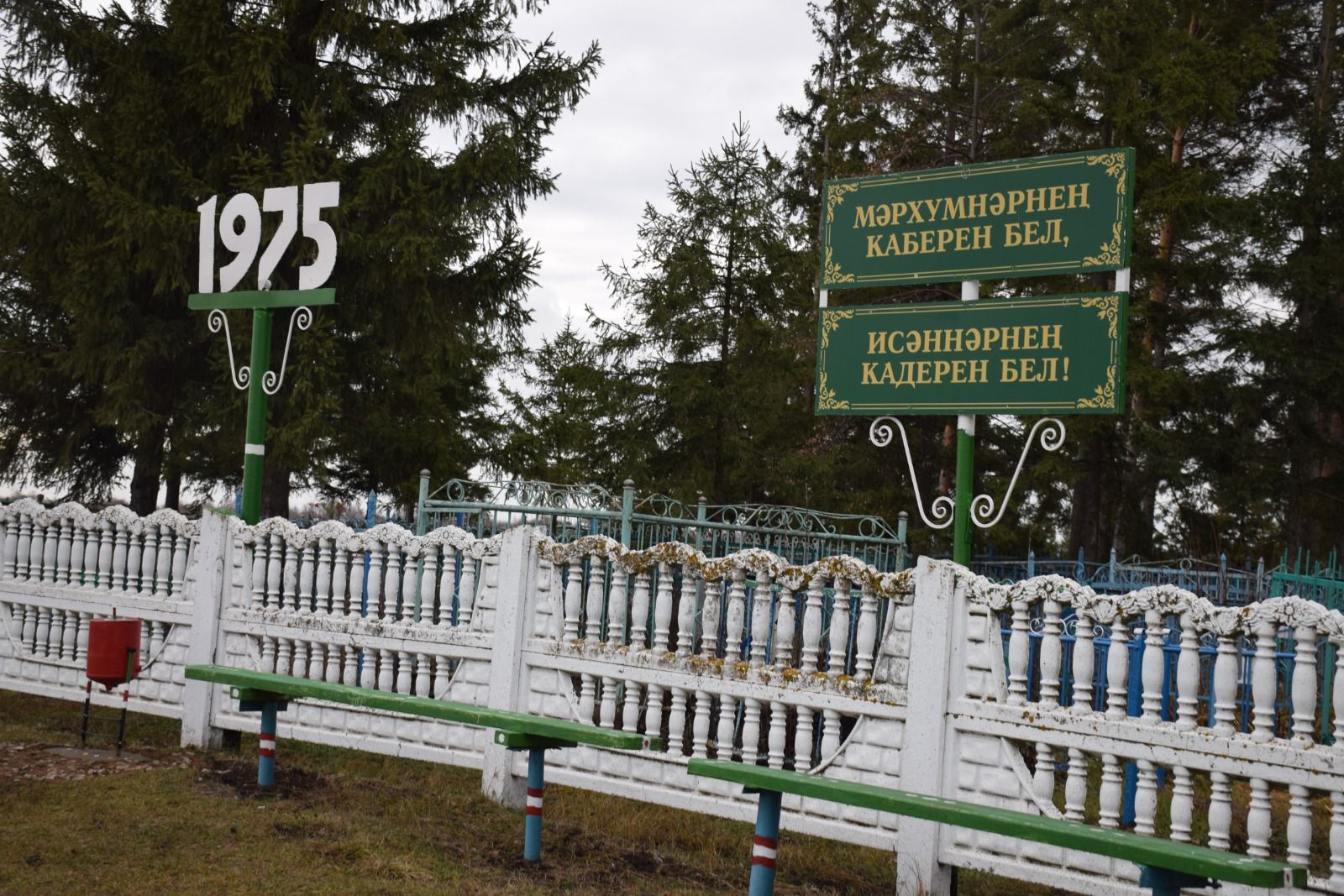 Жители поселка Октябрина показали пример ухода за кладбищем