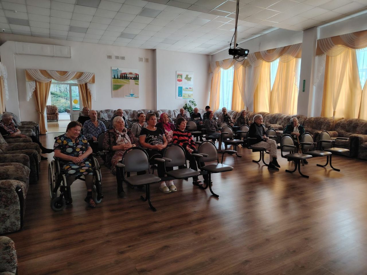 В Нурлатском доме-интернате проживающим показали фильм ко Дню российского кино