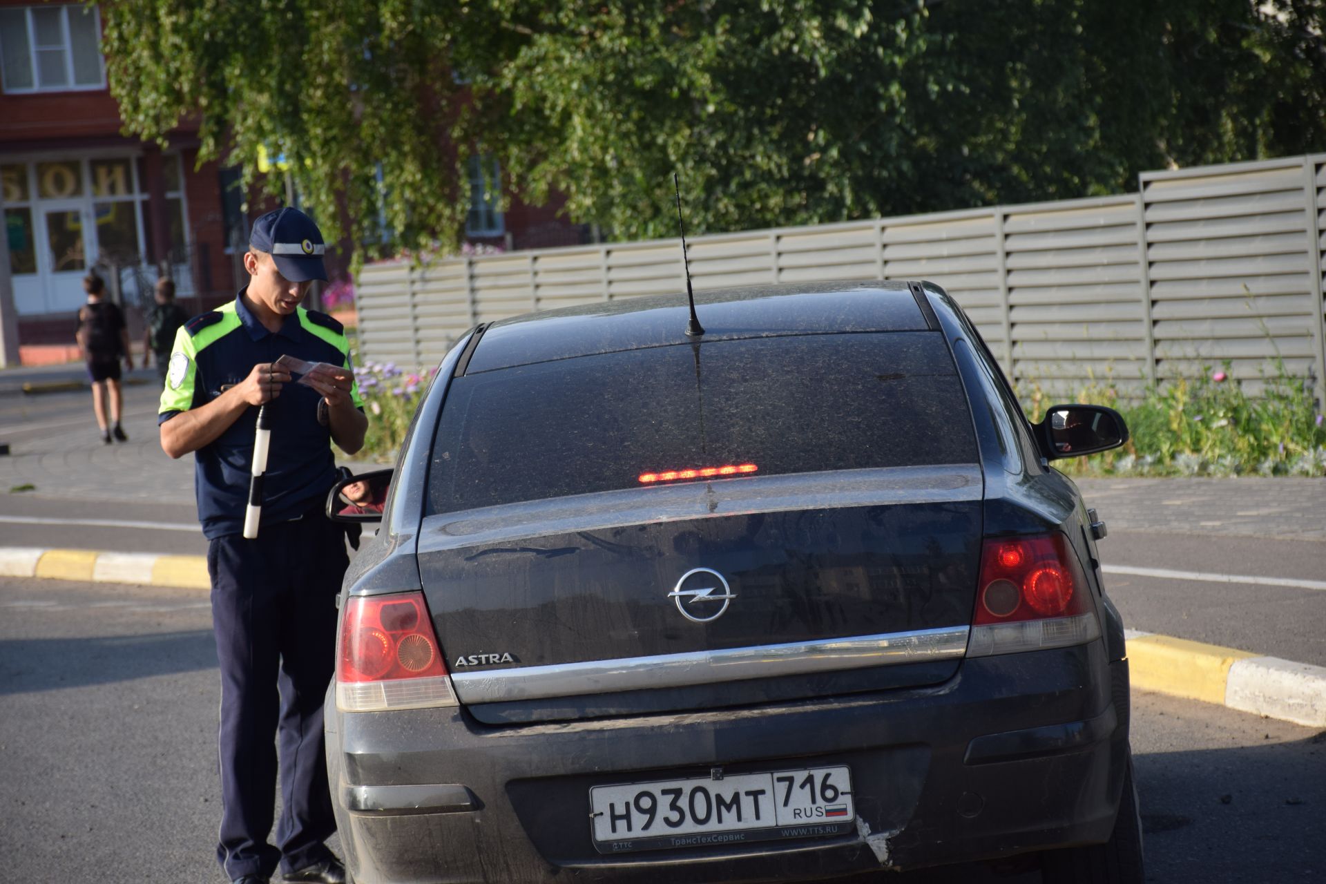 Нурлатские автоинспекторы провели рейд по выявлению нарушений правил тонировки стекол