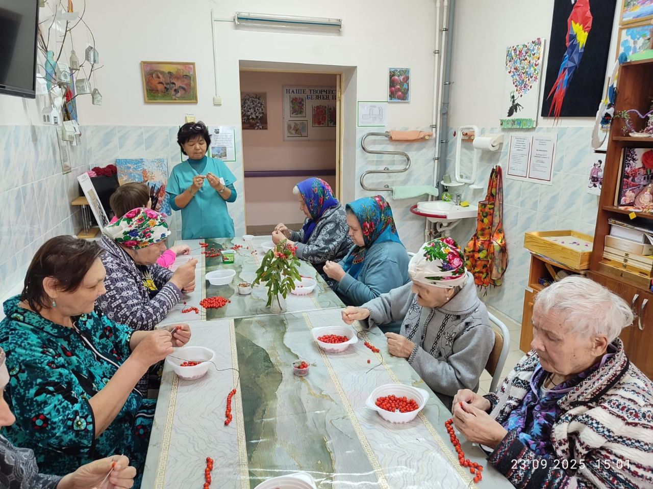 Рябиновые бусы: мастер-класс для тепла и уюта в Нурлатском доме-интернате