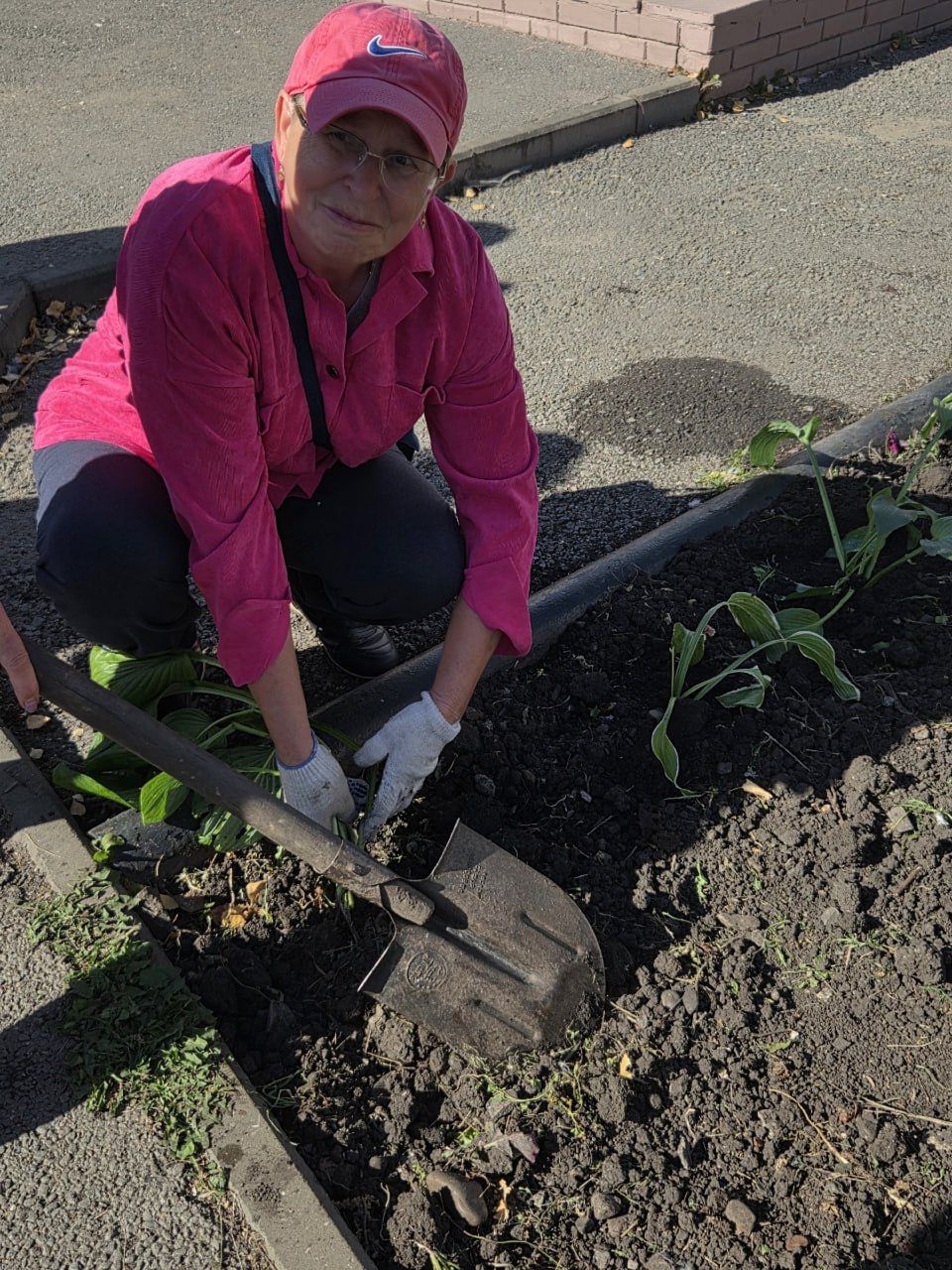 Нурлатские активисты украсили цветами памятник ветеранам-десантникам