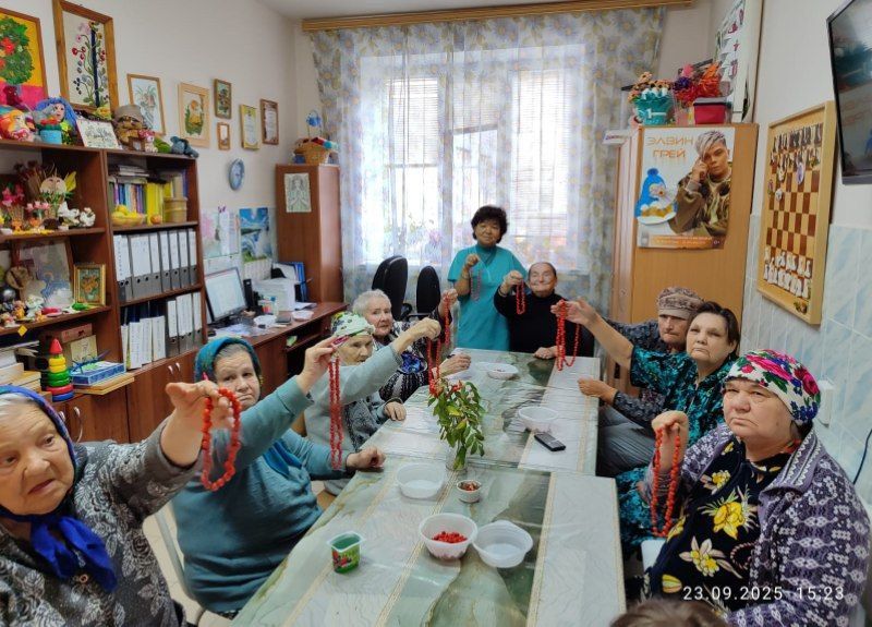 Рябиновые бусы: мастер-класс для тепла и уюта в Нурлатском доме-интернате