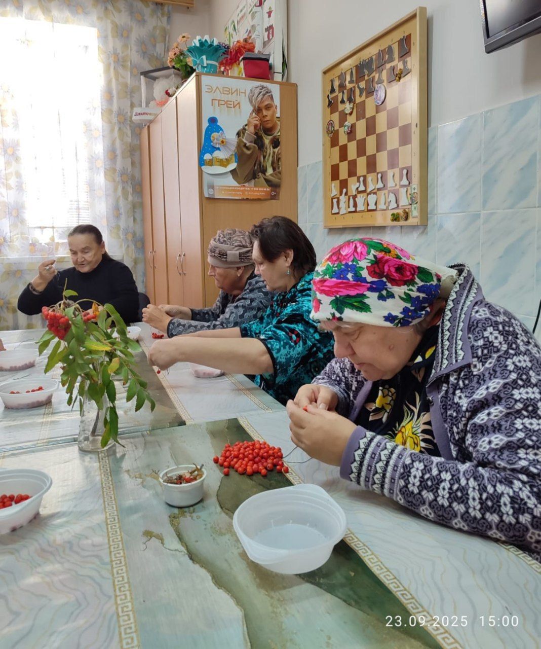 Рябиновые бусы: мастер-класс для тепла и уюта в Нурлатском доме-интернате