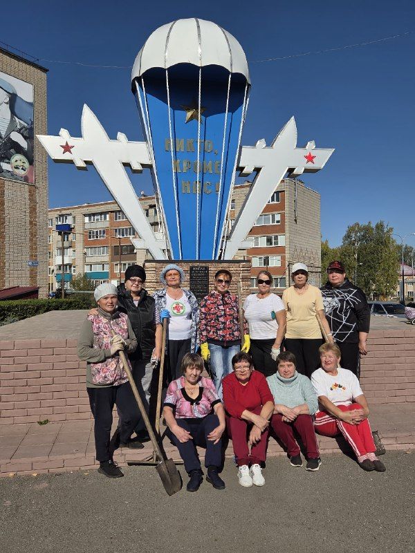 Нурлатские активисты украсили цветами памятник ветеранам-десантникам