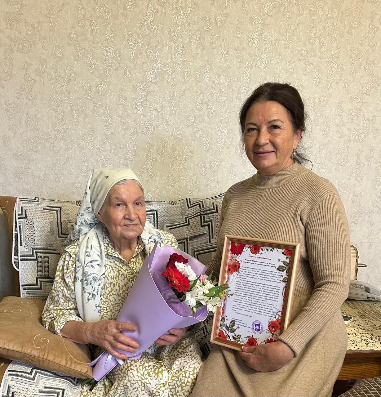 Ветеран труда Альфия Мирзаевна Хуснутдинова принимает поздравления с 90-летним юбилеем