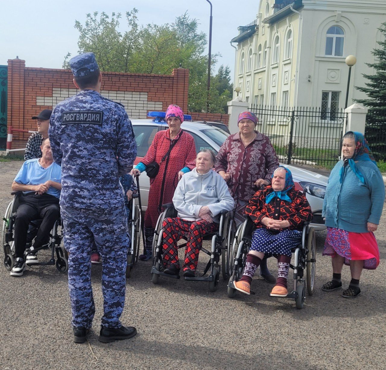 В Нурлатском доме-интернате состоялась встреча с сотрудниками Росгвардии
