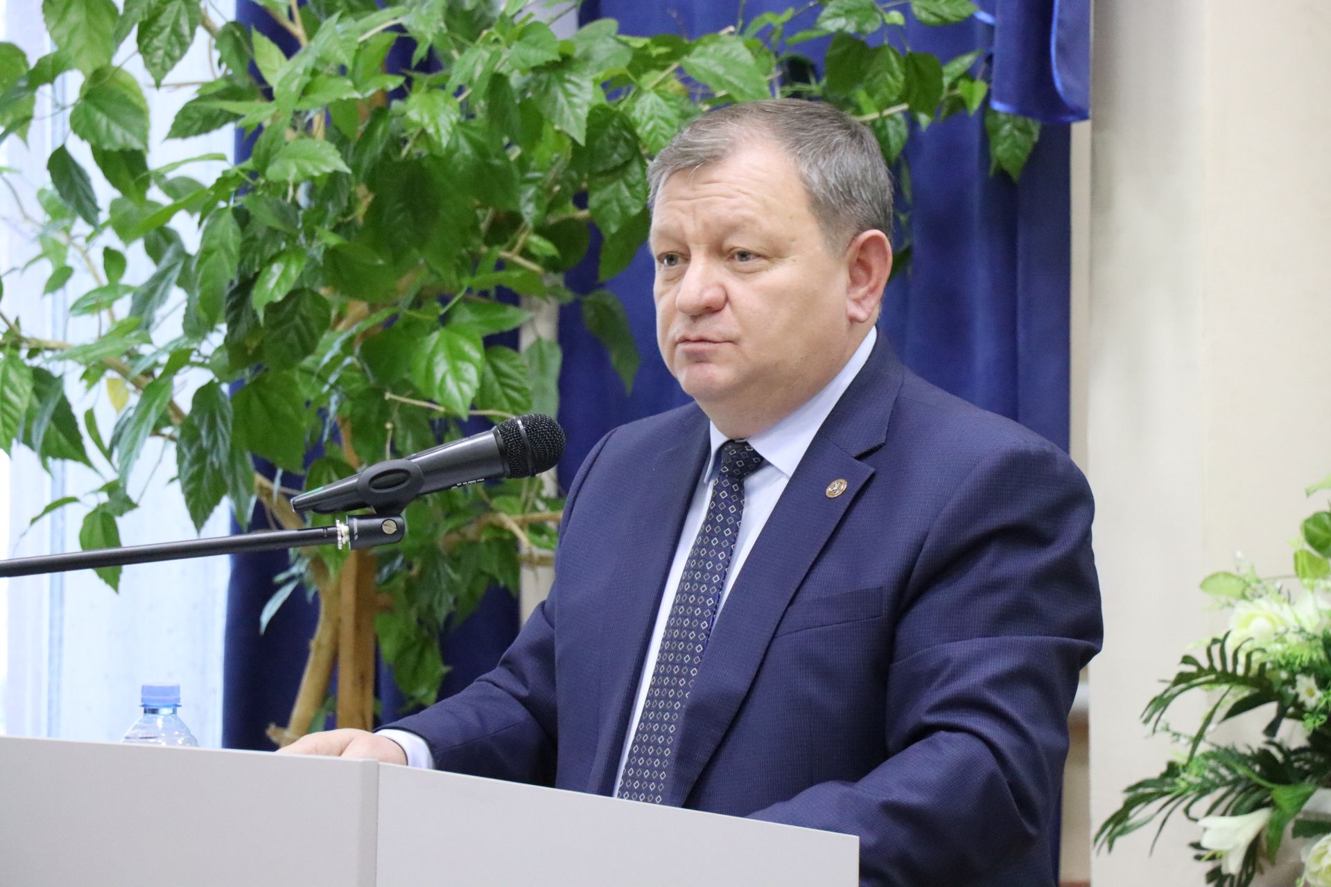 Дамир Ишкинеев во время сходов граждан вручил нурлатцам сертификаты на доильные аппараты