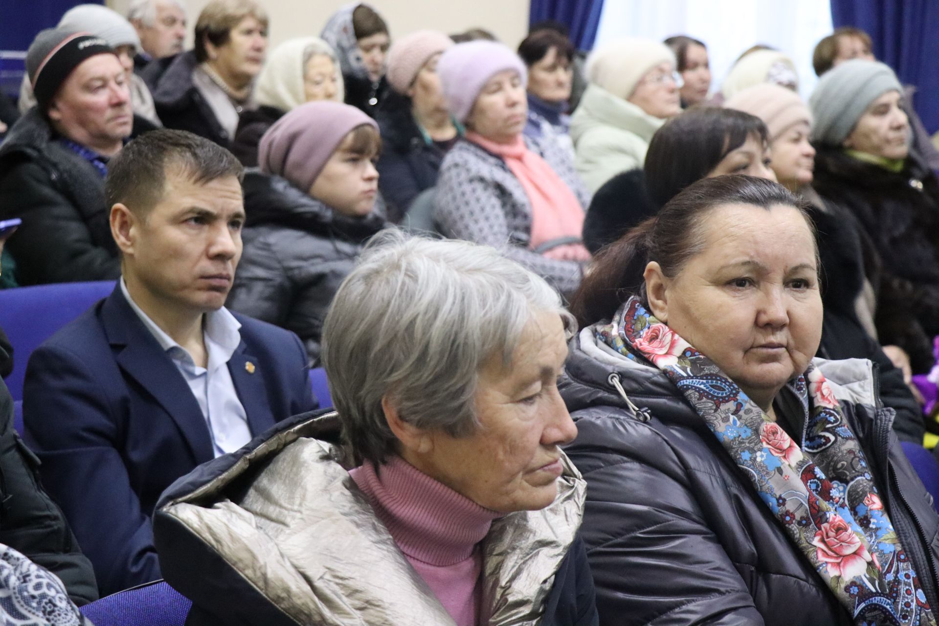 Дамир Ишкинеев во время сходов граждан вручил нурлатцам сертификаты на доильные аппараты