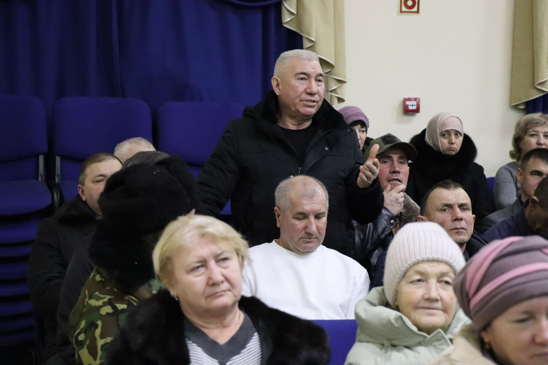Дамир Ишкинеев во время сходов граждан вручил нурлатцам сертификаты на доильные аппараты