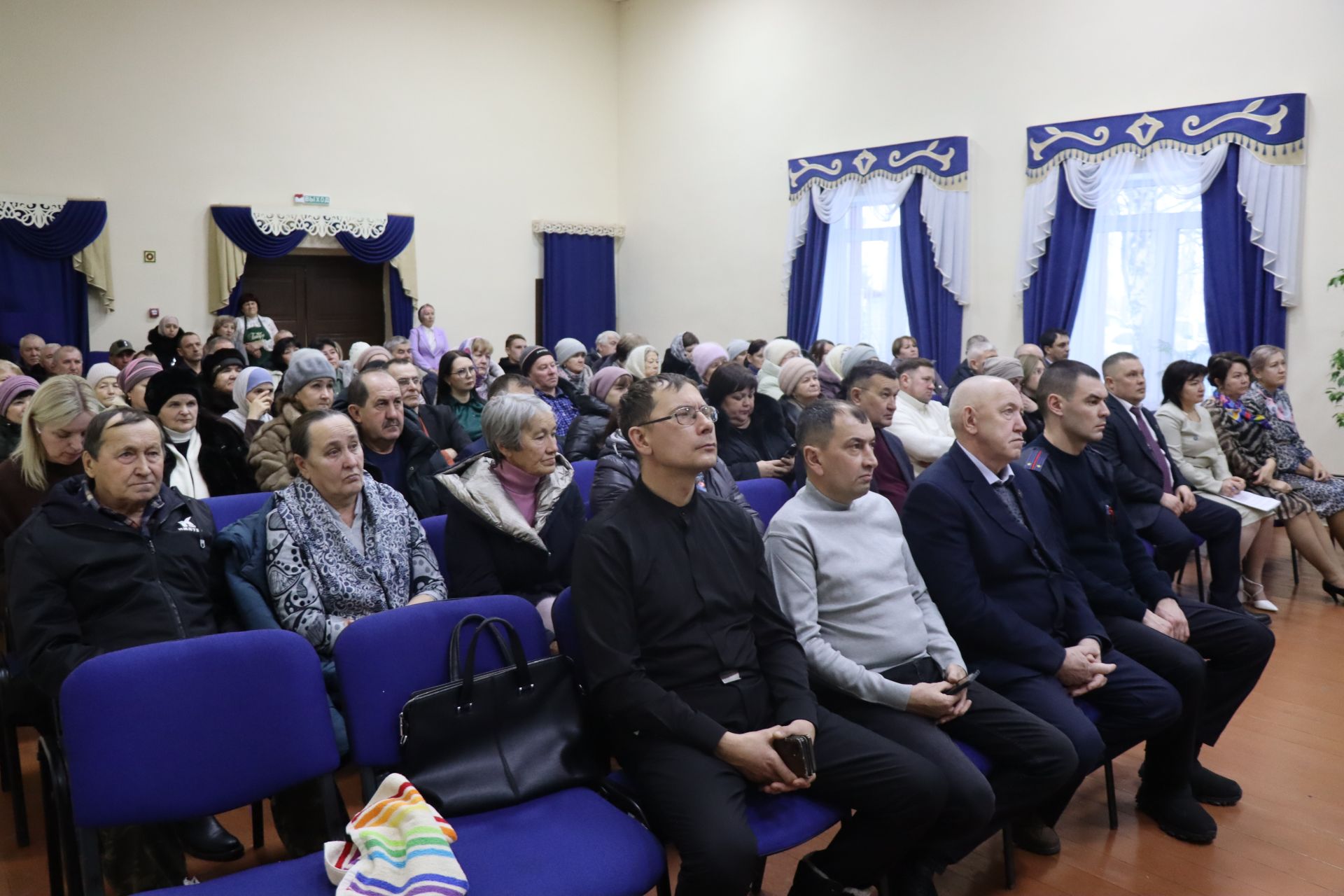 Дамир Ишкинеев во время сходов граждан вручил нурлатцам сертификаты на доильные аппараты