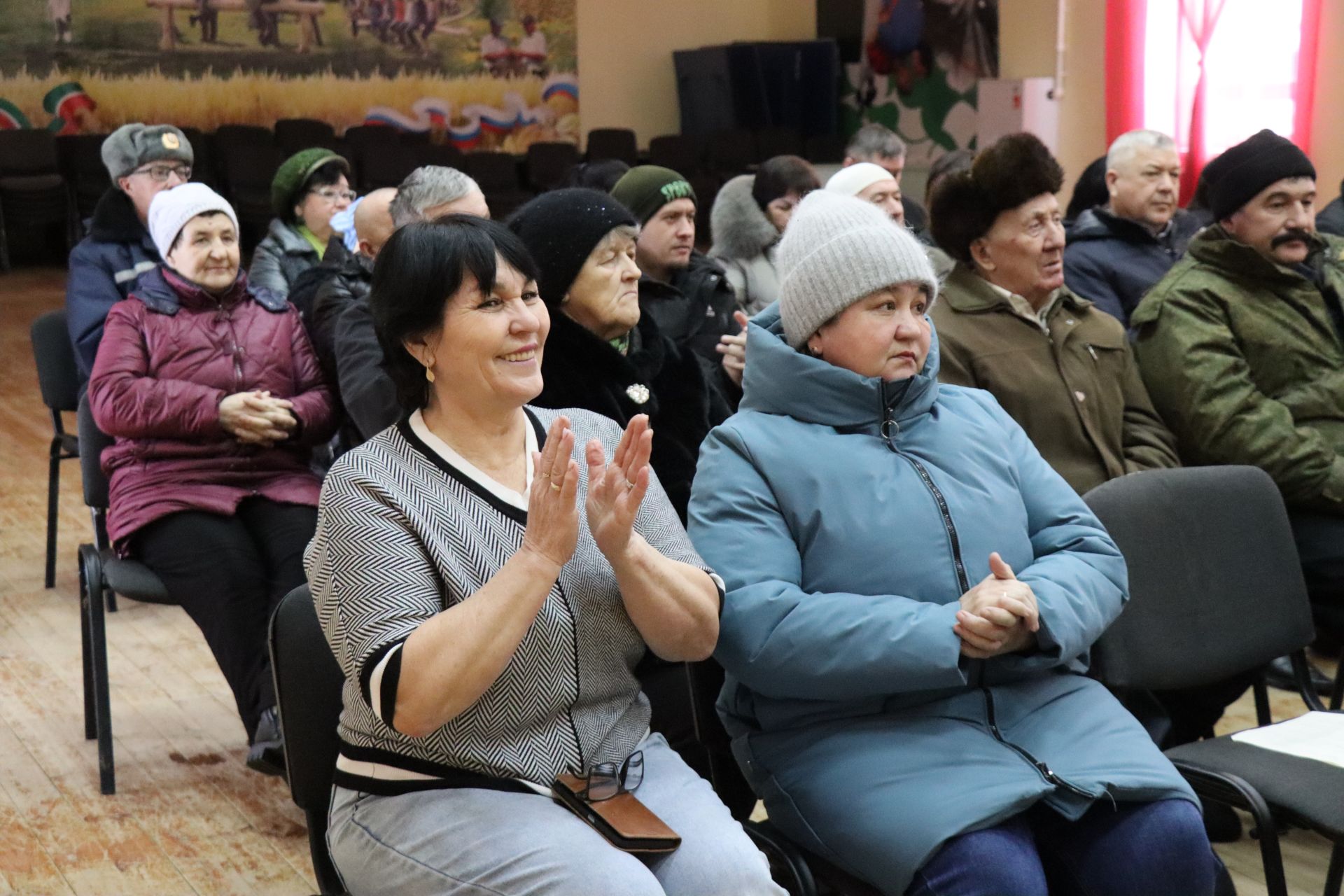 Дамир Ишкинеев во время сходов граждан вручил нурлатцам сертификаты на доильные аппараты