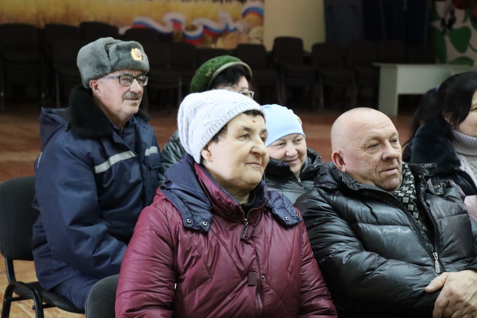 Дамир Ишкинеев во время сходов граждан вручил нурлатцам сертификаты на доильные аппараты