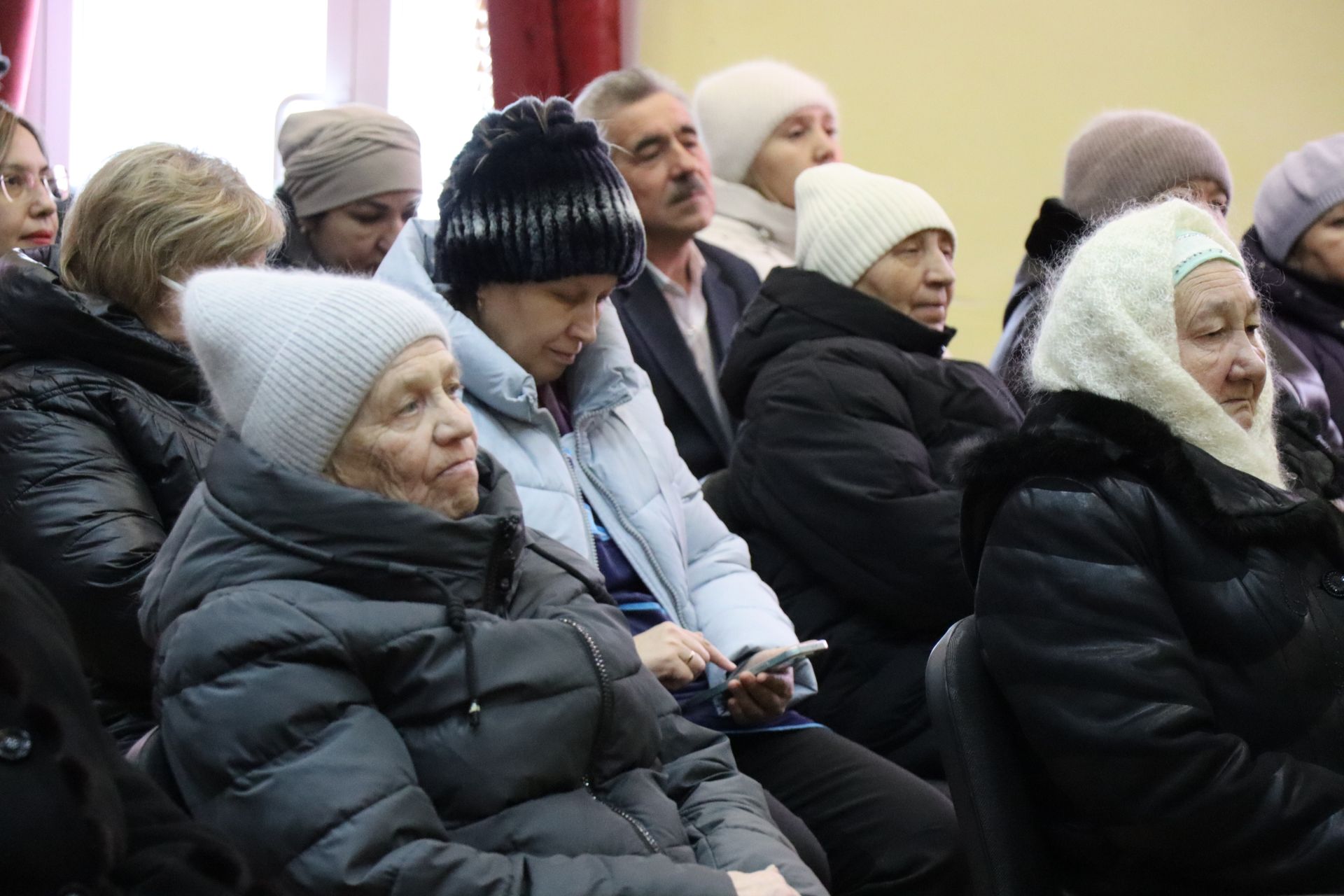 Дамир Ишкинеев во время сходов граждан вручил нурлатцам сертификаты на доильные аппараты