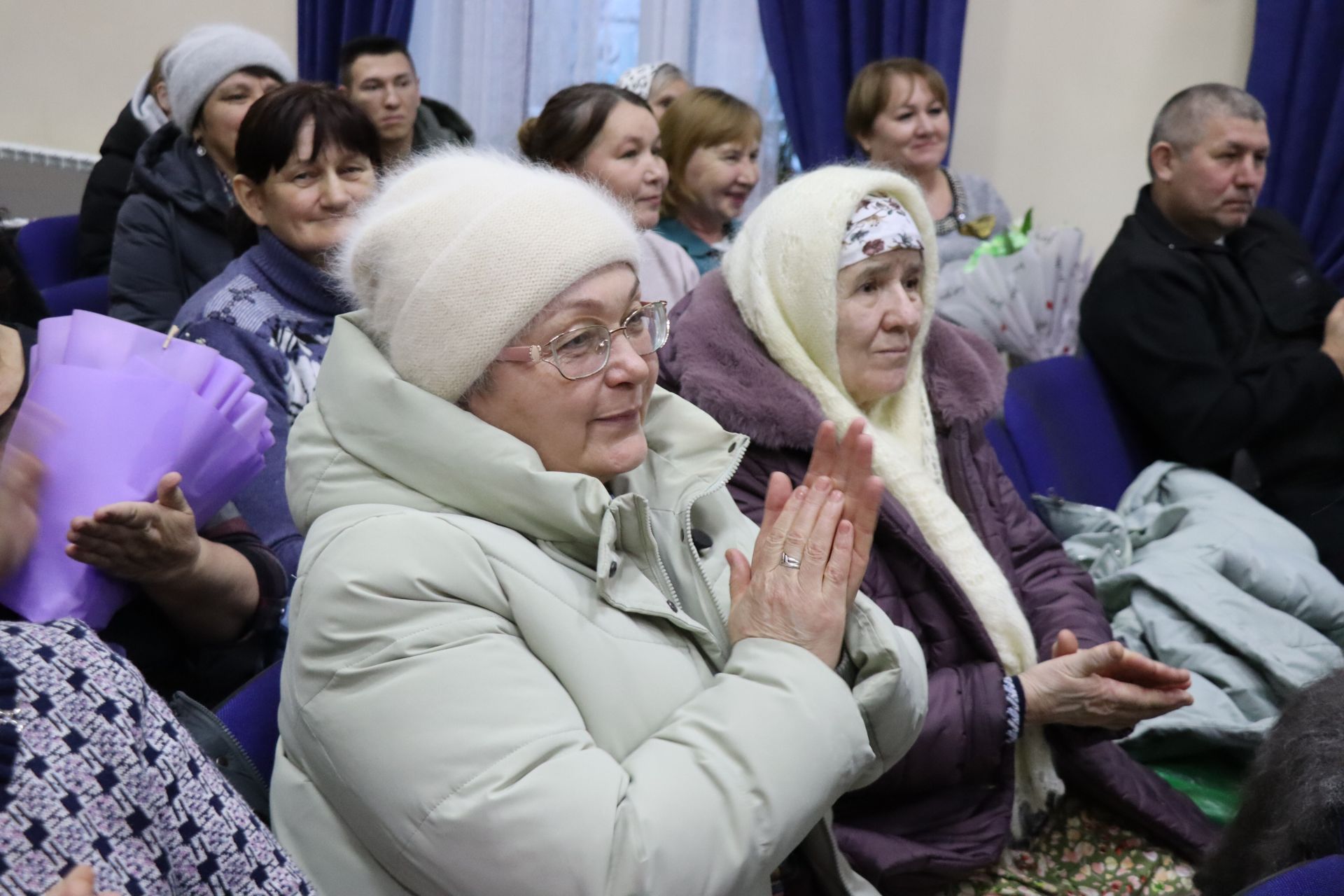 Дамир Ишкинеев во время сходов граждан вручил нурлатцам сертификаты на доильные аппараты
