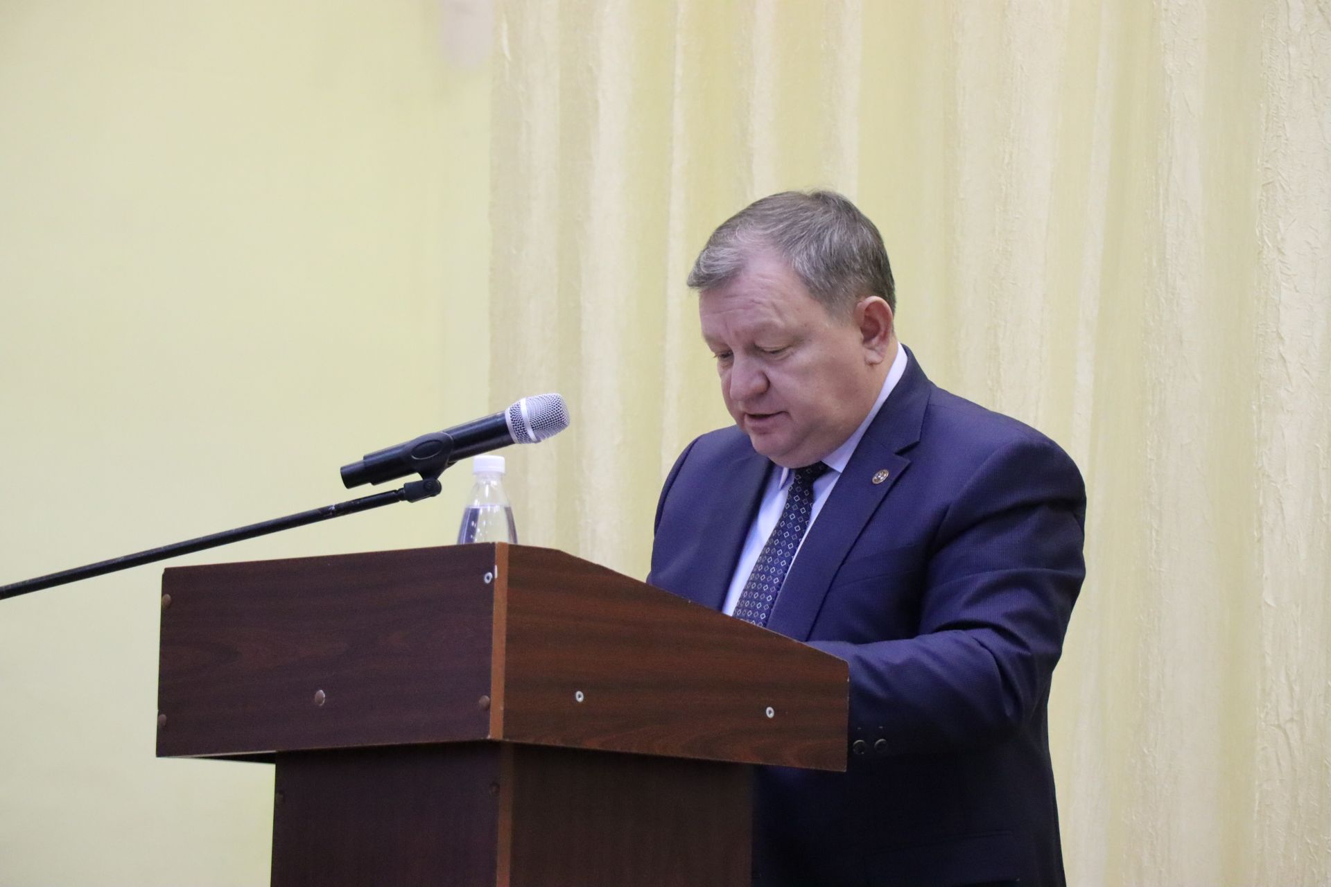 Дамир Ишкинеев во время сходов граждан вручил нурлатцам сертификаты на доильные аппараты