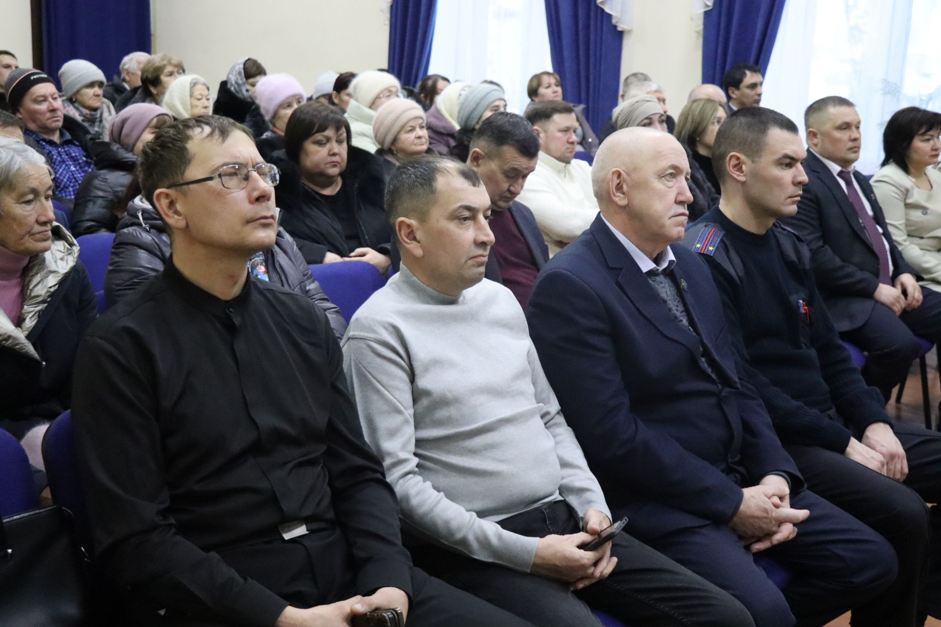 Дамир Ишкинеев во время сходов граждан вручил нурлатцам сертификаты на доильные аппараты