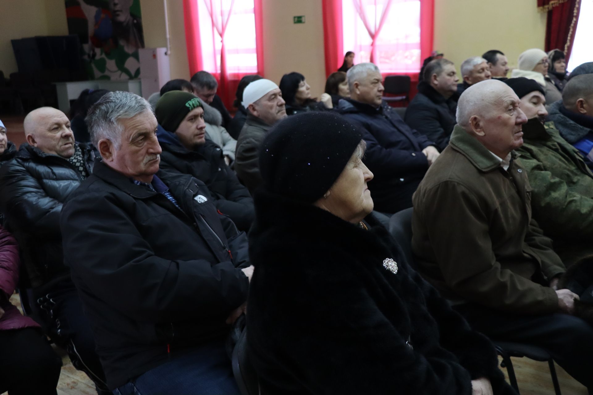Дамир Ишкинеев во время сходов граждан вручил нурлатцам сертификаты на доильные аппараты