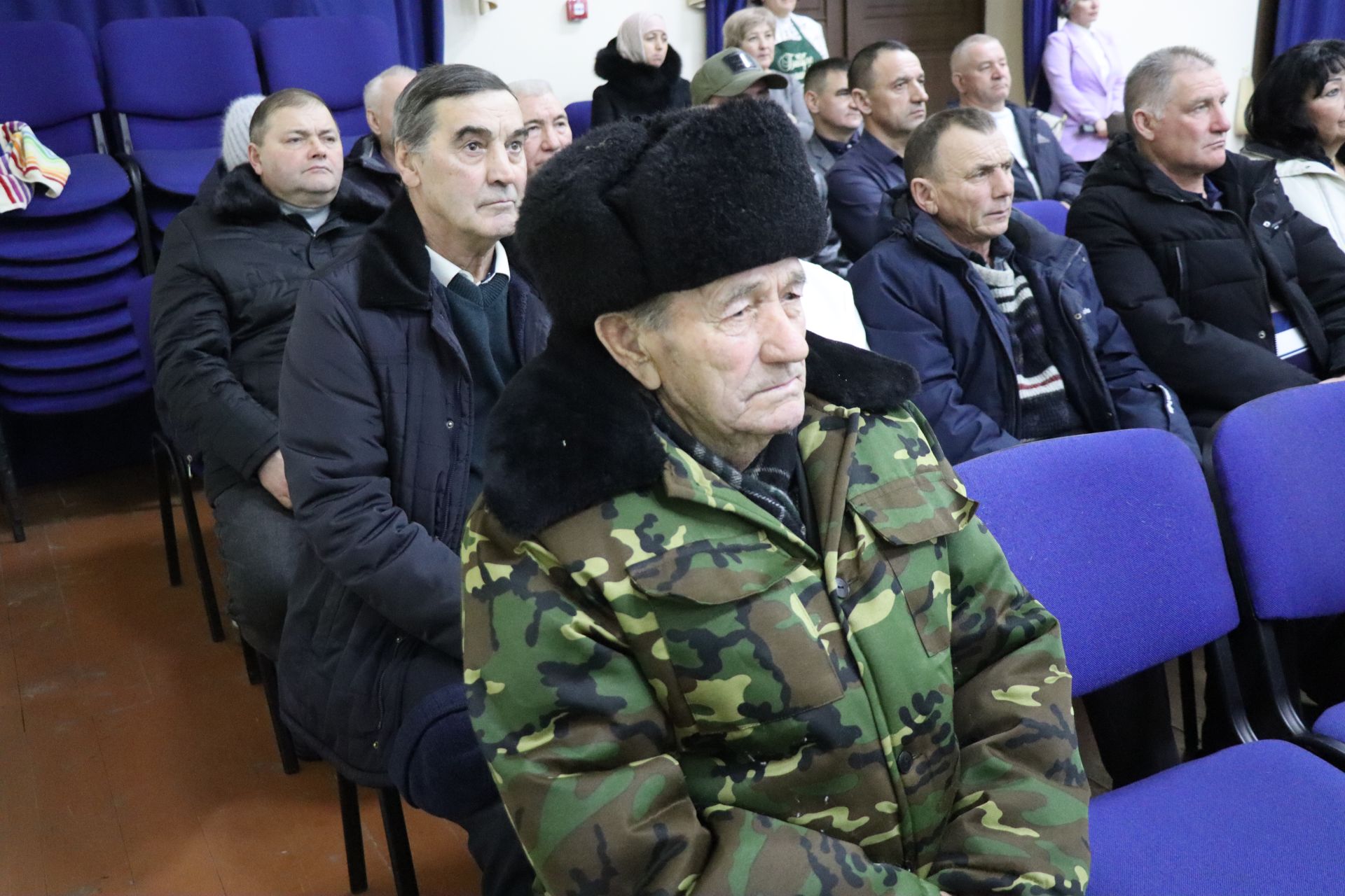 Дамир Ишкинеев во время сходов граждан вручил нурлатцам сертификаты на доильные аппараты