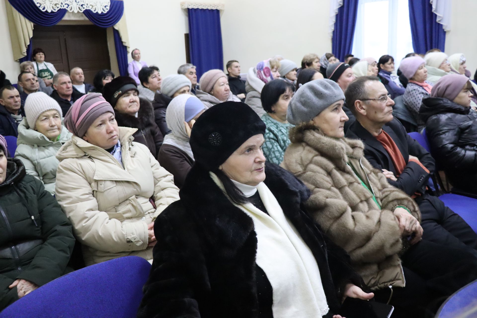 Дамир Ишкинеев во время сходов граждан вручил нурлатцам сертификаты на доильные аппараты