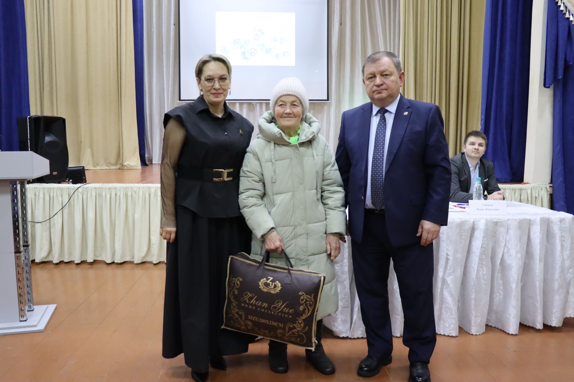 Дамир Ишкинеев во время сходов граждан вручил нурлатцам сертификаты на доильные аппараты