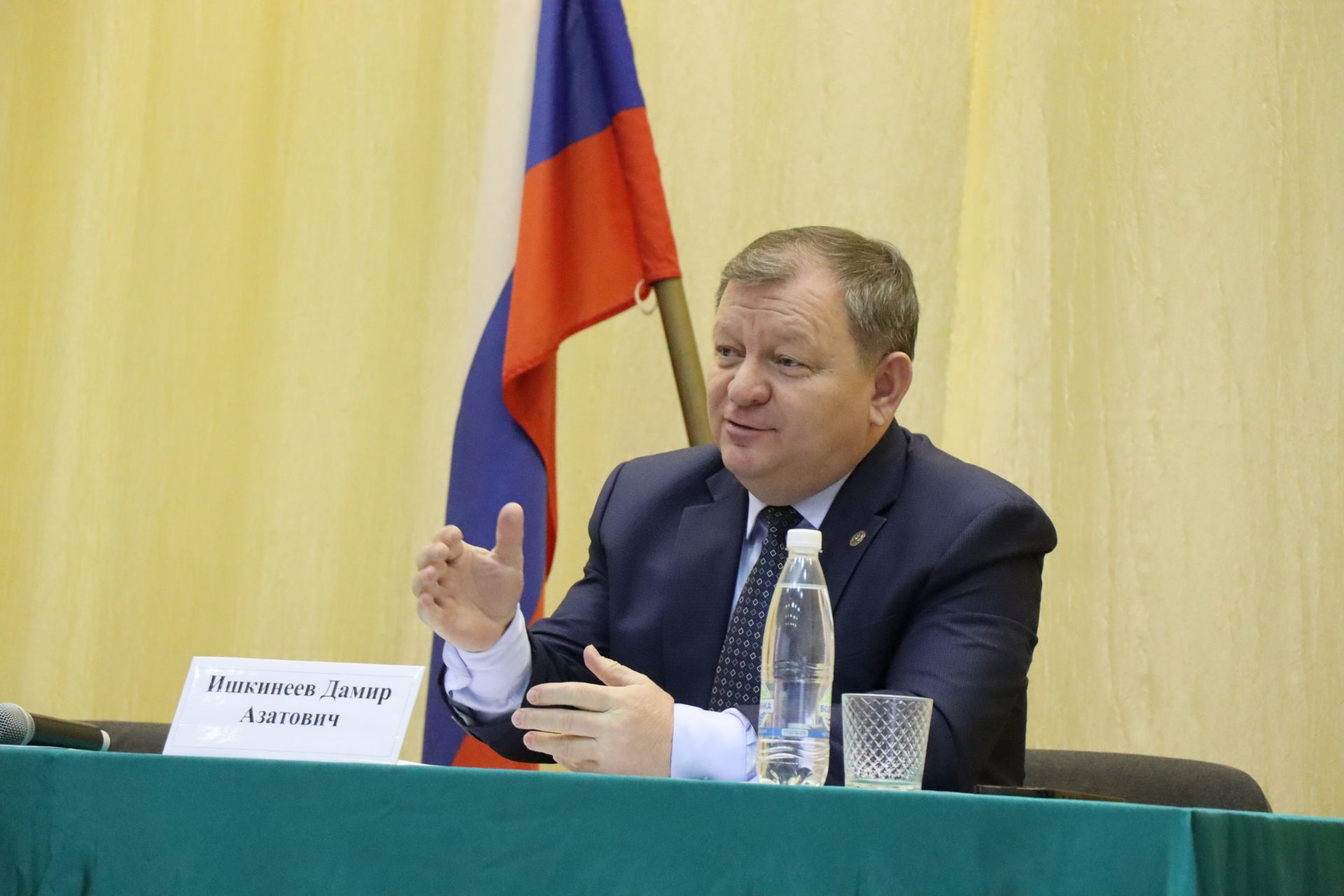 Дамир Ишкинеев во время сходов граждан вручил нурлатцам сертификаты на доильные аппараты