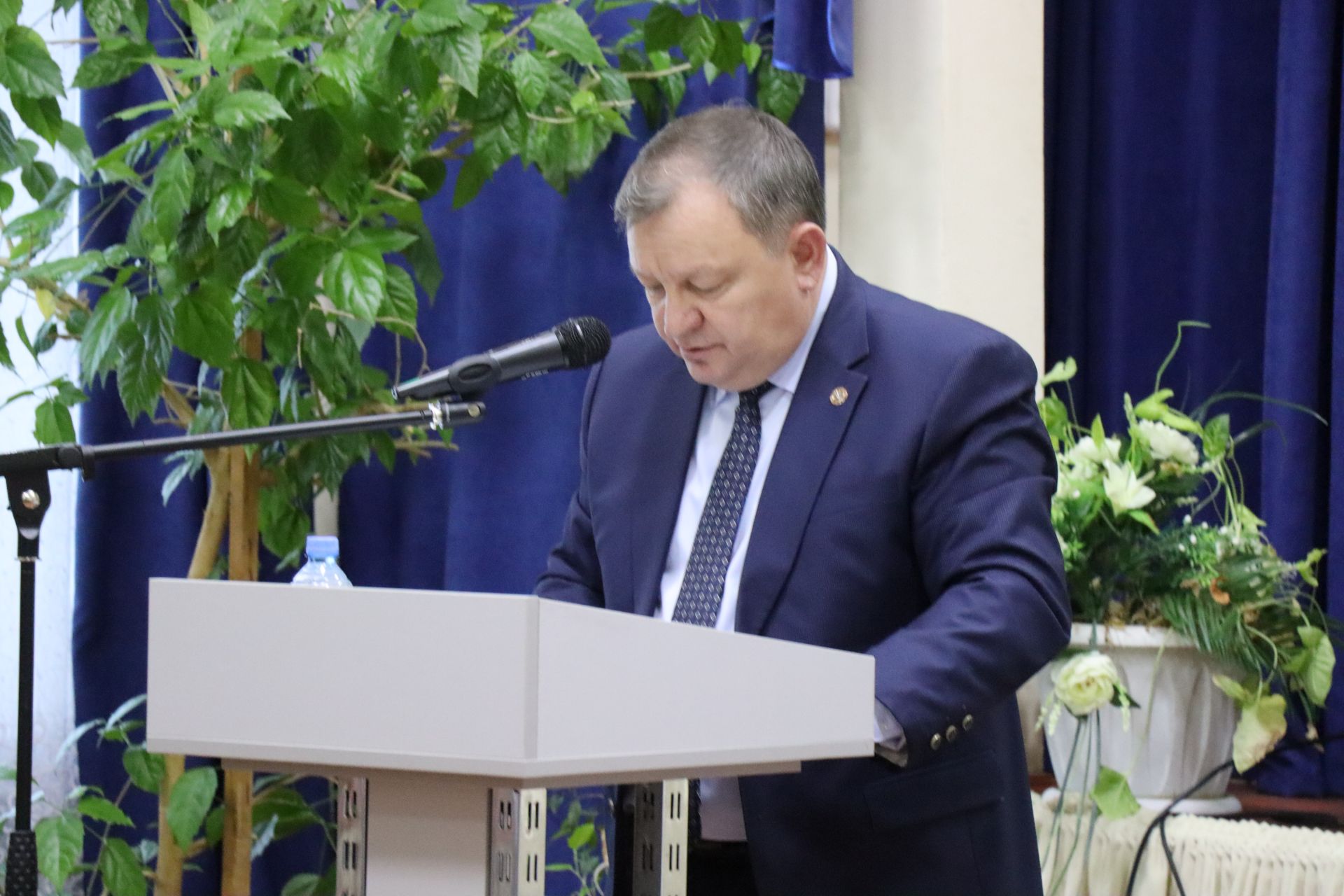 Дамир Ишкинеев во время сходов граждан вручил нурлатцам сертификаты на доильные аппараты