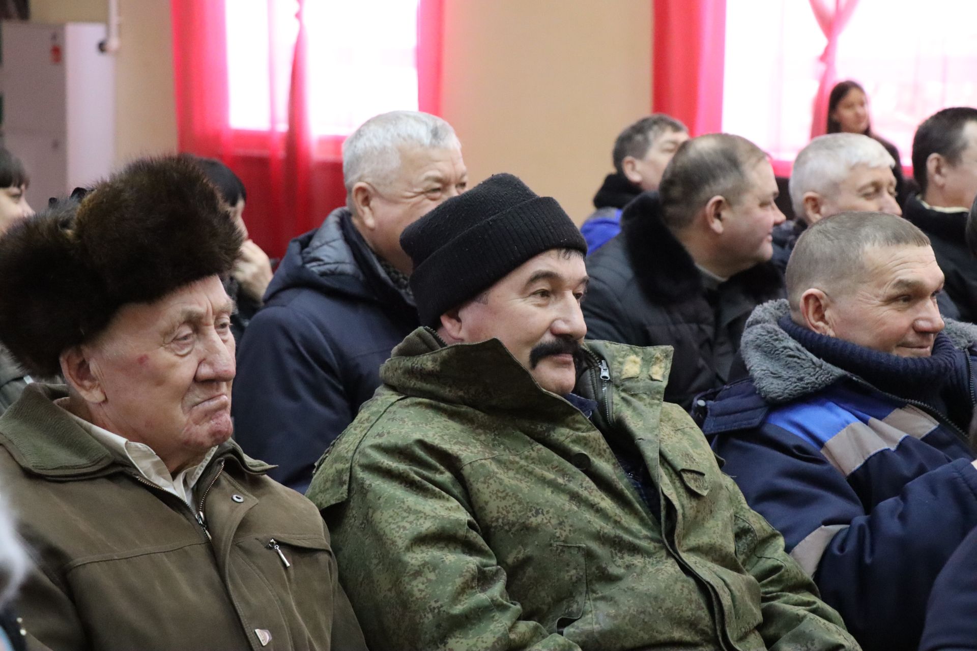Дамир Ишкинеев во время сходов граждан вручил нурлатцам сертификаты на доильные аппараты